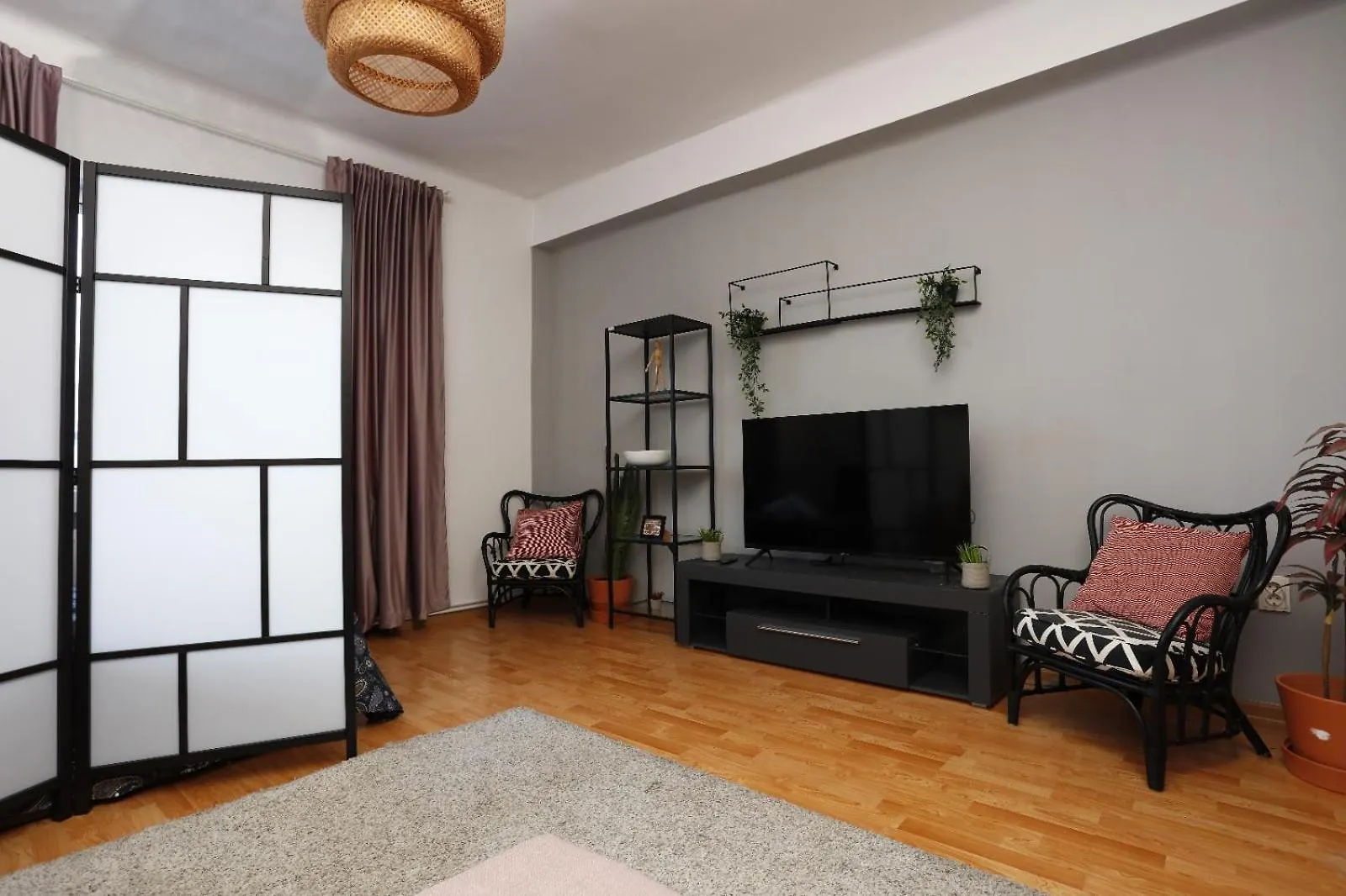 3 Bdrm Apartment In City Center Bucareste 0*,  Roménia